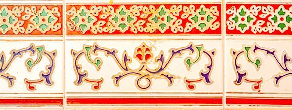 کاشی تزئینی زینتی اسپانیایی سنتی کاشی های سرامیکی اصلی بر روی دیوارهای ساختمان دکوراسیون