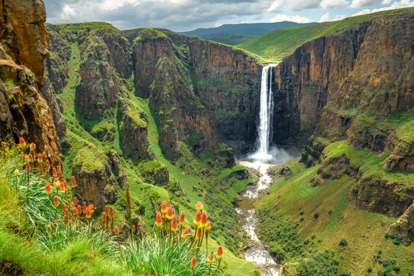 Maletsunyane Falls در لسوتو آفریقا آبشار زیبا در جهان چشم انداز چشم انداز منظره ای از آب شگفت انگیز افتادن به یک رودخانه درون کانن ها دیدگاه های پانورامیک از سقوط بزرگ