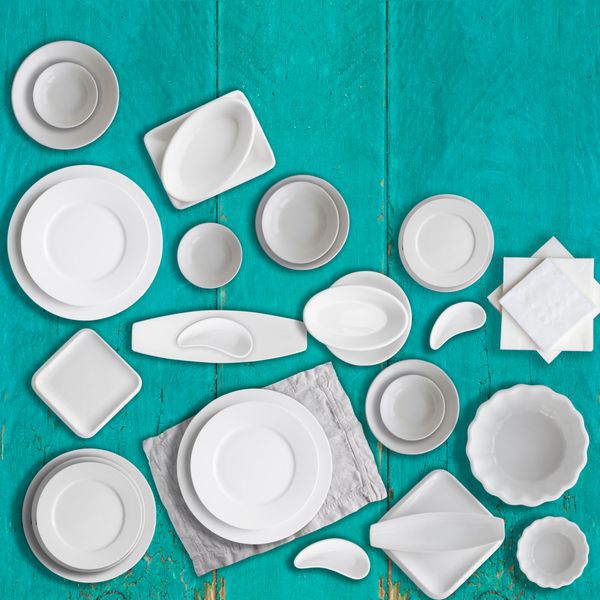 ظروف سفالینه سفید بر روی میز چوبی رنگی آکواریوم قدیمی روستایی تنظیم شده است رستوران ماهی مفهوم غذاهای دریایی مشاهده بالا کپی فضای