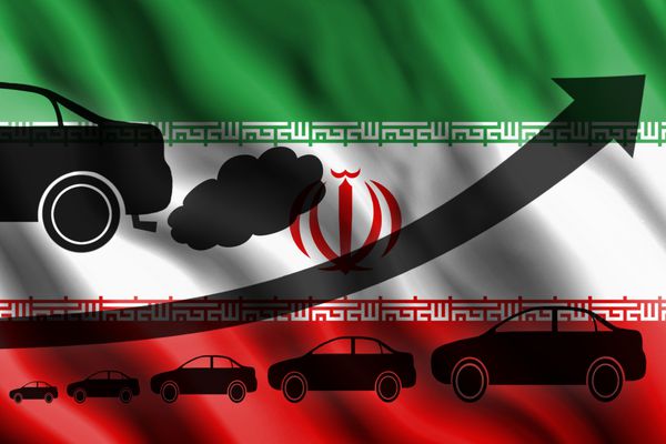 نمودار رشد فلش بالا سیلوهای ماشین و یک ابر خروج از یک لوله اگزوز علیه پرچم ایران