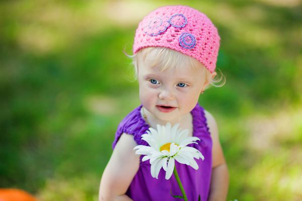 دختر بچه شیرین با کلاه