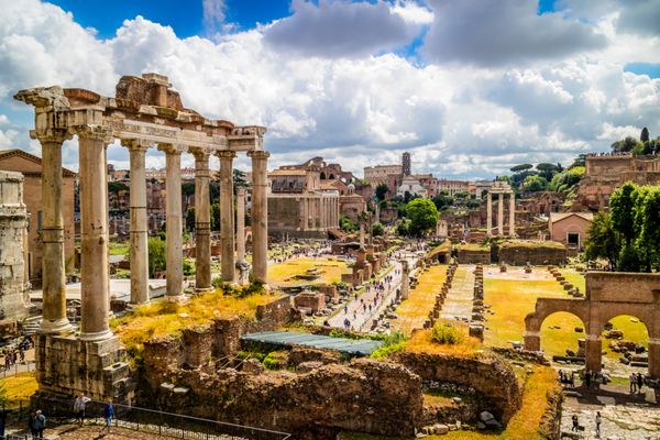 انجمن در رم ایتالیا انجمن رومی Foro Romano در غروب خورشید معماری و معاصر انجمن باستان در رم یکی از جاذبه های اصلی رم و ایتالیا است