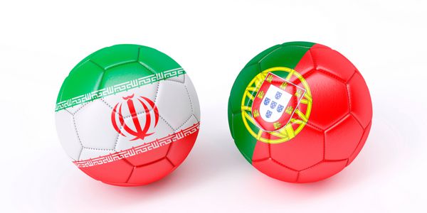 دو توپ فوتبال در رنگ پرچم ایران و پرتغال تصویر 3 بعدی