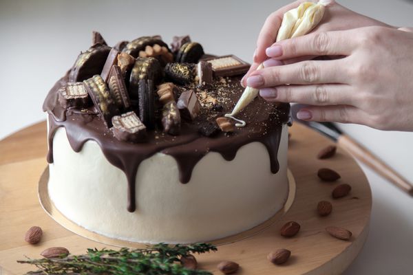قنادی یک کتیبه از یک کیک شکلاتی زیبا را تبریک می گوید
