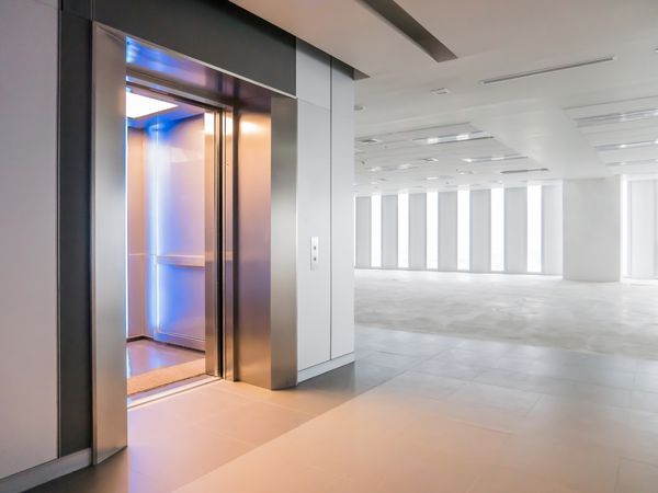 آسانسورهای مدرن درهای خالی تالار بزرگ فروشگاه داخلی آزمایشگاه بدون مبلمان در یک ساختمان جدید باز می شود