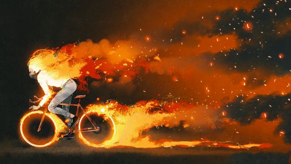 مرد سوار یک دوچرخه کوهستانی با آتش سوزی در پس زمینه تاریک سبک هنر دیجیتال نقاشی تصویر