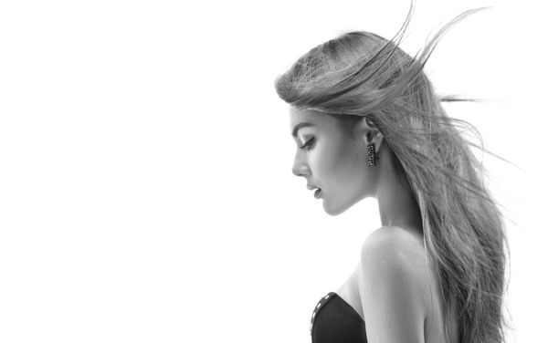 مدل سیاه و سفید مدل مد نشان می دهد دختر پرتره با موی بلند بلند زرق و برق زیبا زن با سلامتی و زیبایی مو جدا شده بر روی زمینه سفید موی پر سر و صدا