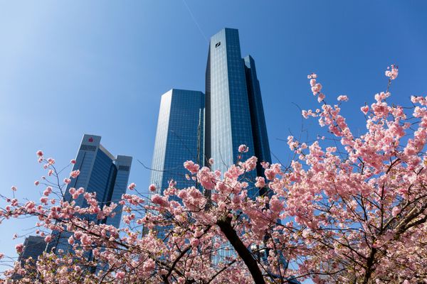 نمایش از پایین به برج اداره مرکزی بانک دویچه در فرانکفورت فرانکفورت آلمان 07 آوریل 2018