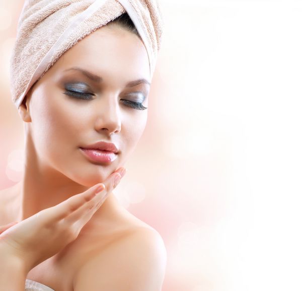 دختر اسپا زن جوان زیبا پس از حمام به چهره او پوست کامل محصولات مراقبت از پوست پوست جوان