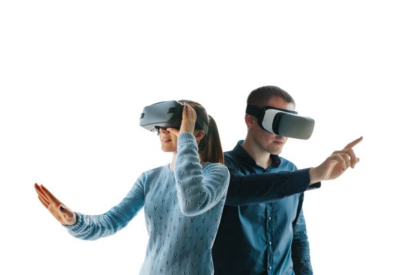 یک زن جوان و یک مرد جوان در عینک واقعیت مجازی بر روی زمینه سفید قرار دارد مفهوم فن آوری های مدرن و فن آوری های آینده عینک VR