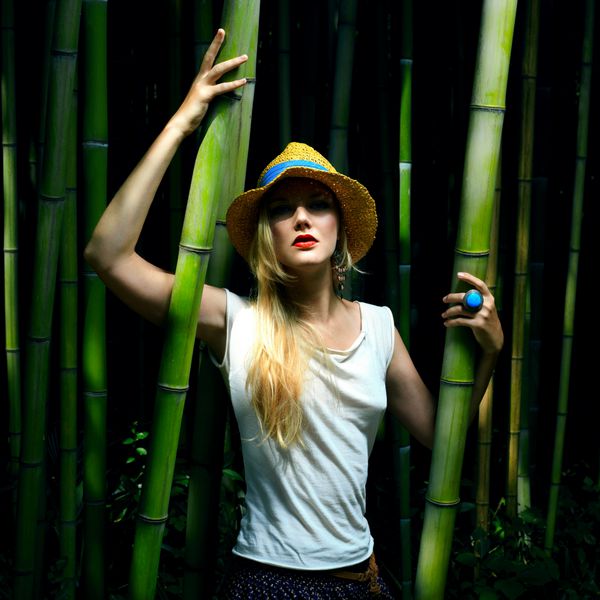پرتره زن زیبا زن جنگل بامبو