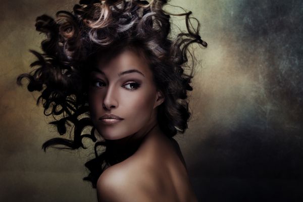 زیبایی زیبای زن جوان سیاه پوست با مو در حال حرکت