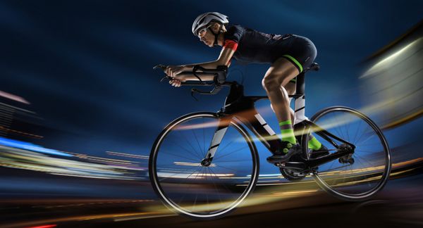 ورزشی backgrouns دوچرخه سواری در دوچرخه سواری دوچرخه سواری در شب دید چشمگیر شهر شبانه