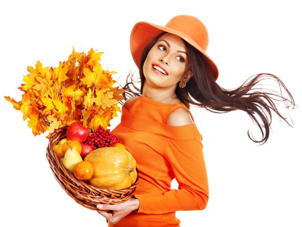 زن با سبد پاییزی با میوه و سبزی