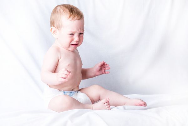 کودک ناز آبی چشم 6-9 ماهه غمگین گریه سفید پس زمینه احساسات کودک درد دندان درد
