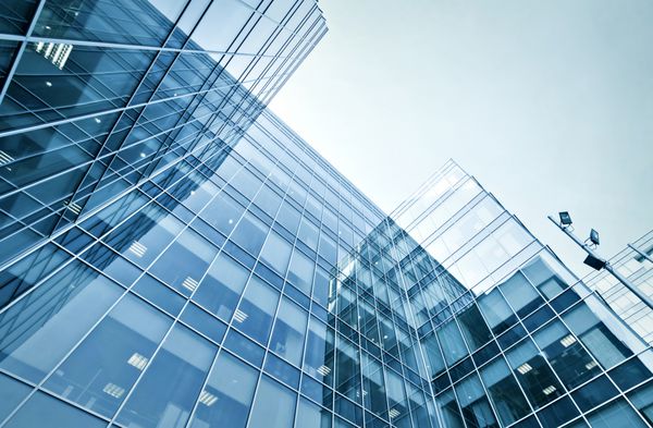 منظره پانوراما و دید چشم انداز کوچک به آسمان آبی شیشه ای آبی بالا مفهوم کسب و کار معماری موفق صنعتی