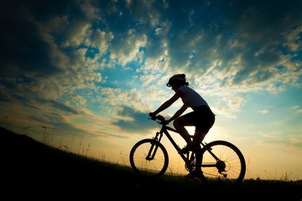دوچرخهسواری دختر در غروب آفتاب