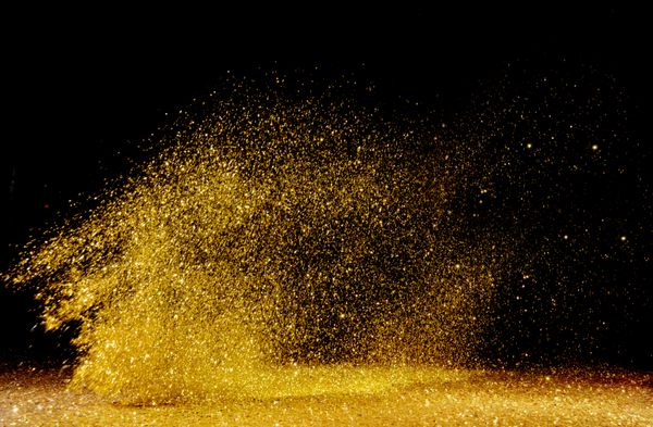 ذرات خیره کننده واقعی طلا جدا شده بر روی زمینه سیاه و سفید