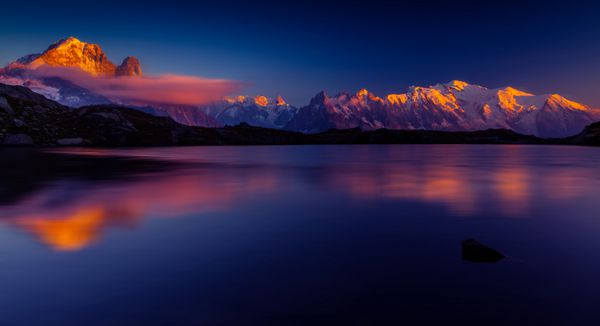 انعکاس غروب خورشید در یک دریاچه در کوه های مونت بلان