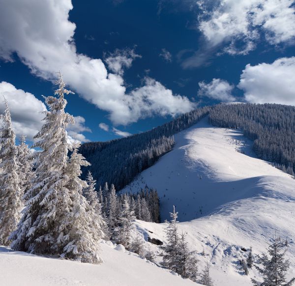 چشم انداز زیبا زمستان در کوه