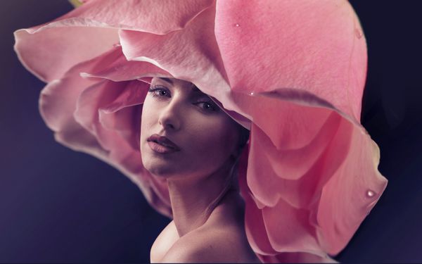 زن زیبا با گل رز