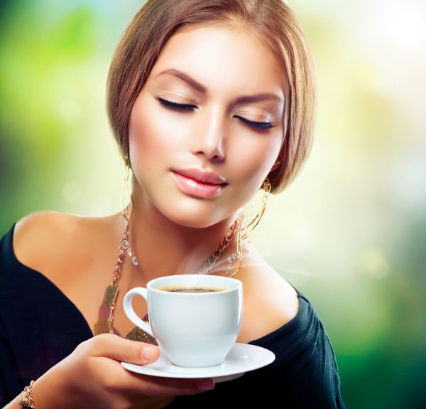 چای چای یا قهوه مصرف کنید نوشیدنی سالم زن با جام بیش از طبیعت سبز پس زمینه