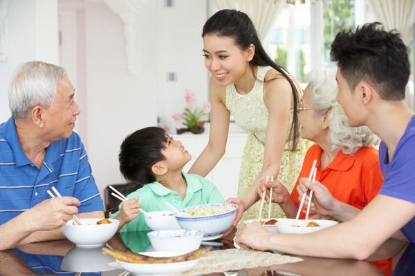 عروسی خانواده چند ساله خانواده چینی خوردن غذا با هم