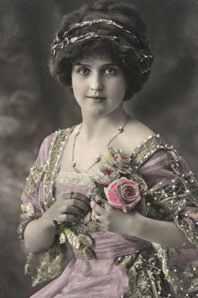 پرتره از زن جوان زیبا با گل رز عکس پرنعمت از سال 1911
