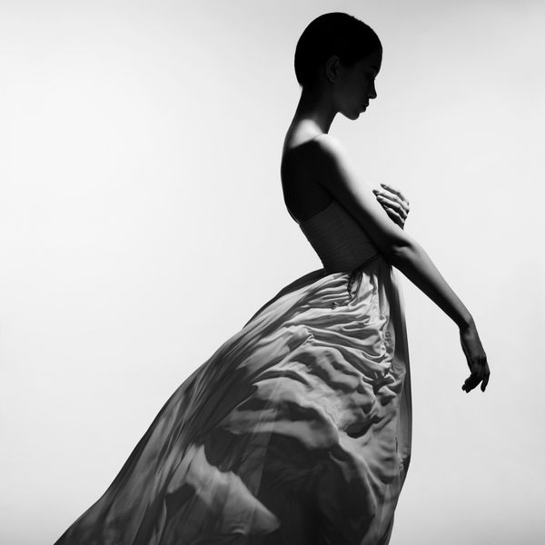 استودیوی مد پرتره زیبا زن در لباس عصر طولانی در پس زمینه خاکستری زیبایی آسیایی
