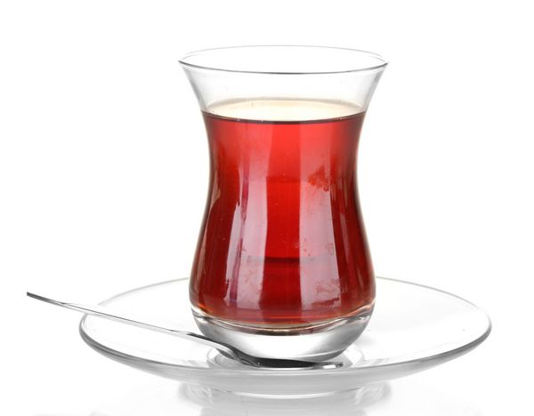 شیشه ای از چای ترکی بر روی سفید