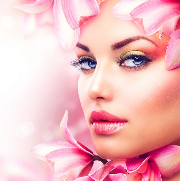دختر زیبا با گل ارکیده مدل زیبایی زن چهره پوست کامل حرفه ای MakeupMakeup هنر مد