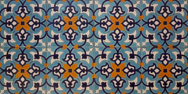 کاشی های شرقی در رنگ آبی و نارنجی با طراحی گل شهر باستانی یزد در خاورمیانه