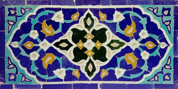 کاشی فارسی با طرح گل گل شرقی