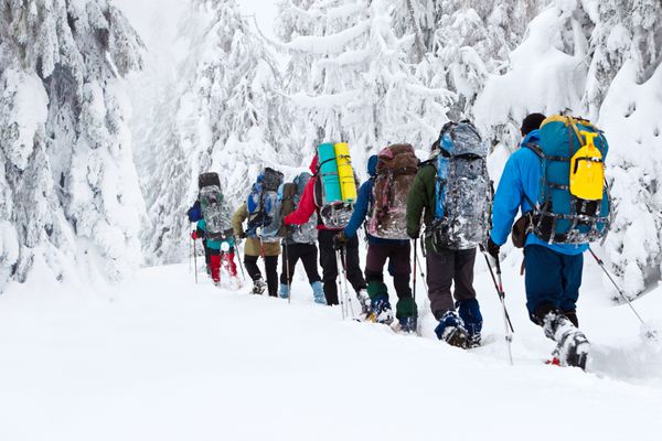 گروهی از مسافران در کوه های زمستانی