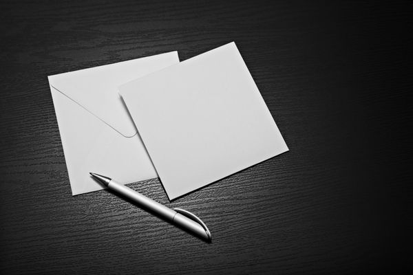 قلم سفید قلم پاکت نامه و قلم سفید در پس زمینه سیاه و سفید کسب و کار Mockup آماده برای اطلاعات شرکت