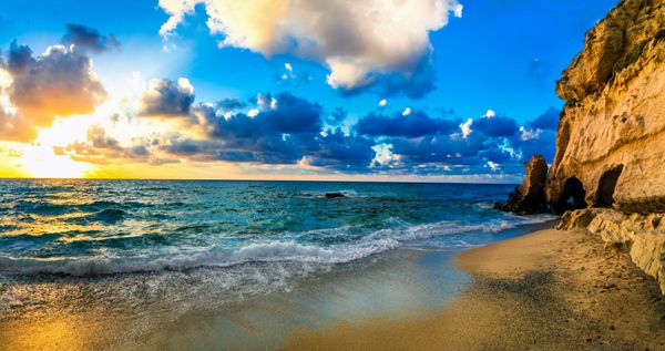 غروب خورشید زیبا ساحل Tropea Calabria ایتالیا