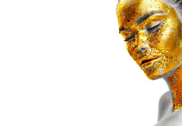 هنر مد هنر طلایی زن چهره چهره پرتره نزدیک است دختر مدل با فویل طلای ترک خورده روی پوست زرق و برق آرایش حرفه ای براق جواهرات و اشیای قیمتی لوازم جانبی زیبایی طلایی فلزی بدن لب و پوست