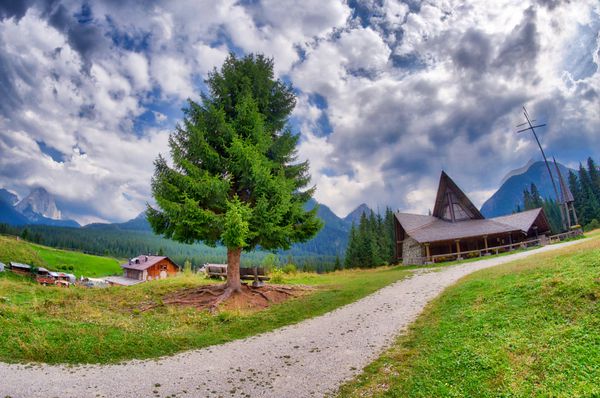 کلیسای کوچک در آلپ اروپا در تابستان