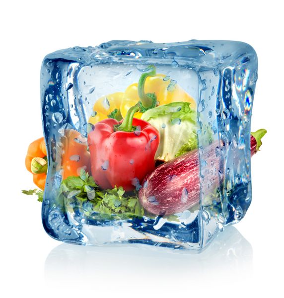 مکعب یخ و سبزیجات جدا شده بر روی زمینه سفید