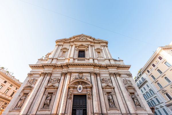 رم ایتالیا 5 سپتامبر 2018 خیابان ایتالیایی در خارج از شهر تاریخی در صبح کلیسای ساختمان رنگارنگ به دنبال پیتزا د SantAndrea della Valle