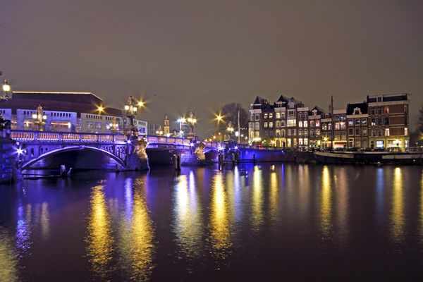 آمستردام با شب آبی در Amstel در هلند