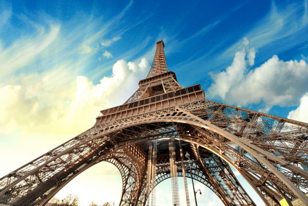 پاریس منظره زیبا از برج ایفل با رنگ های غروب آفتاب