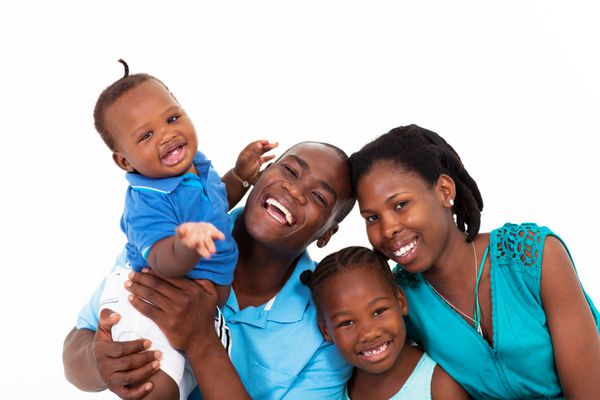 خانواده شاد آفریقایی جدا شده بر روی سفید