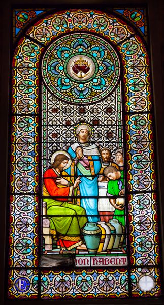 کاتالونیا اسپانیا 18 اکتبر شیشه ای رنگ آمیزی عیسی مسی در 18 اکتوبر 2012 آب را به درون کلیسای Monestir مونتسرات بارسلونا کاتالونیا اسپانیا در آبشار کلیسا تبدیل می کند