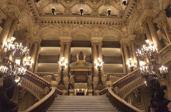 پاریس 22 دسامبر نمای داخلی در اپرا پاریس Palais Garnier در تاریخ 22 دسامبر 2012 در پاریس نشان داده شده است این ساختمان از سال 1861 تا 1875 برای خانه اپرای پاریس ساخته شد