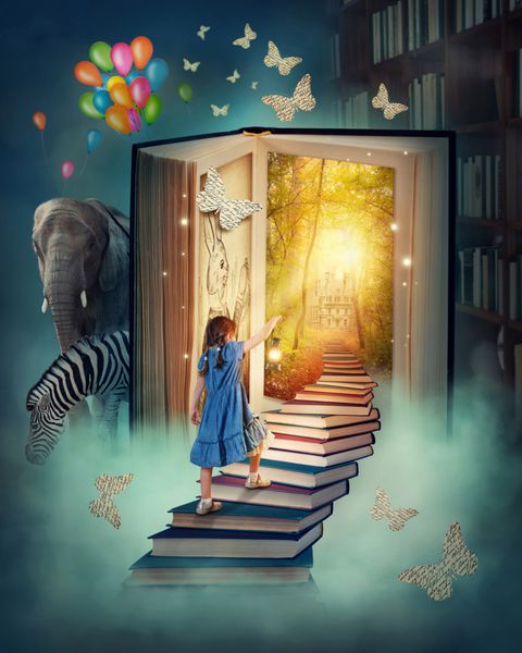 دختر کوچک راه رفتن به پله ها به زمین کتاب جادویی