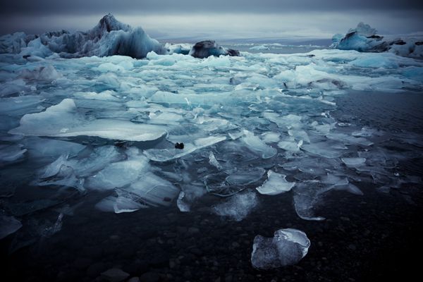 کوه یخ و یخ در دریاچه ییلاقی