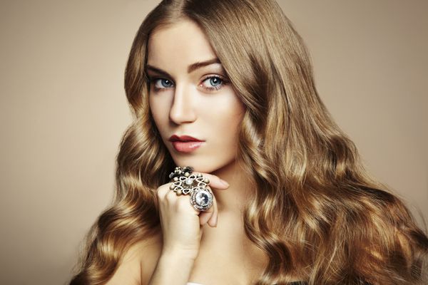 پرتره زن جوان زیبا با جواهرات عکس زیبایی