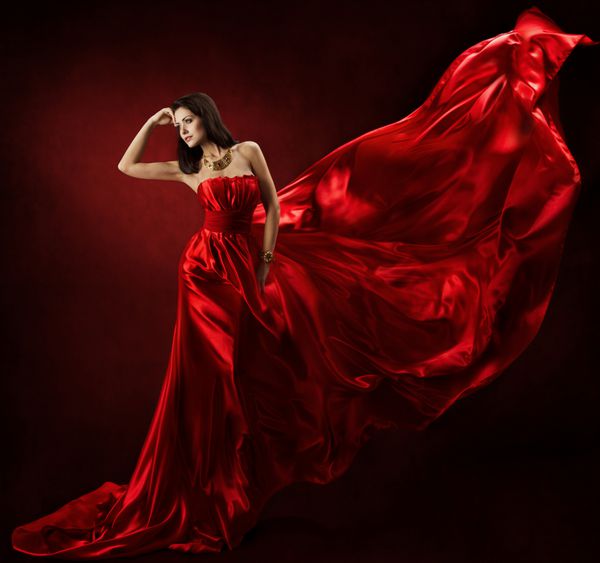 زن در لباس قرمز تکان دادن لباس با پارچه پرواز فلوتینگ