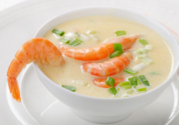 سوپ کرمی با غذاهای دریایی تمرکز انتخابی